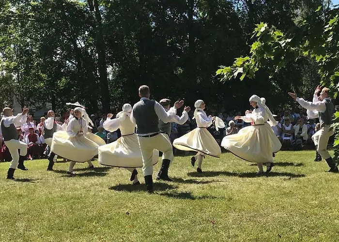 Tahkuna Tree-house Malvaste
